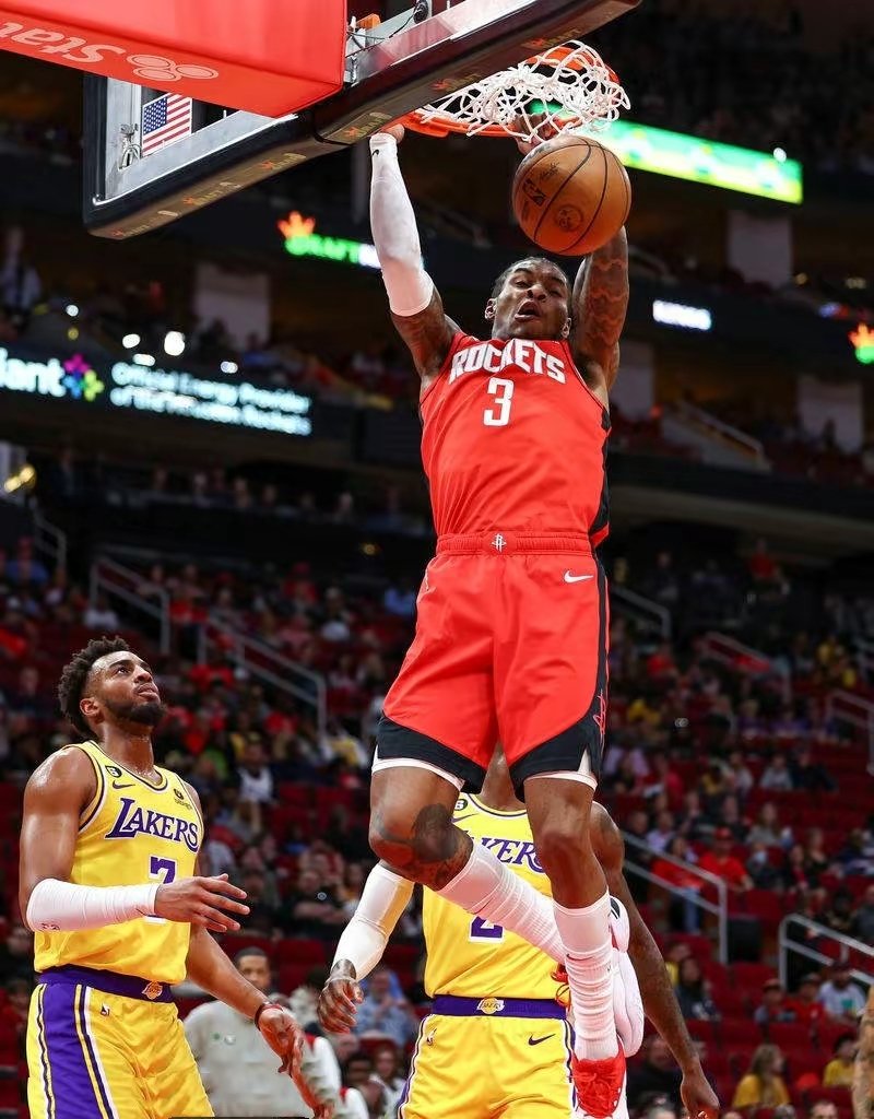这也行？阿扎伦卡在湖人比赛中挺进下一轮拜仁慕尼黑围绕NBA季后赛主帅复盘，那不勒斯清晨完成体检的简单介绍